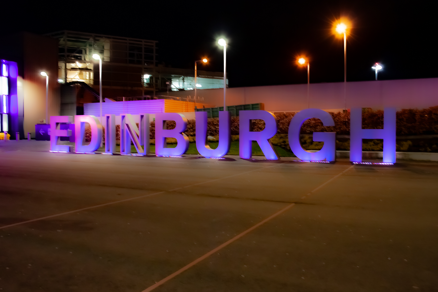 Symbole de la ville devant l'aéroport d'Edimbourg